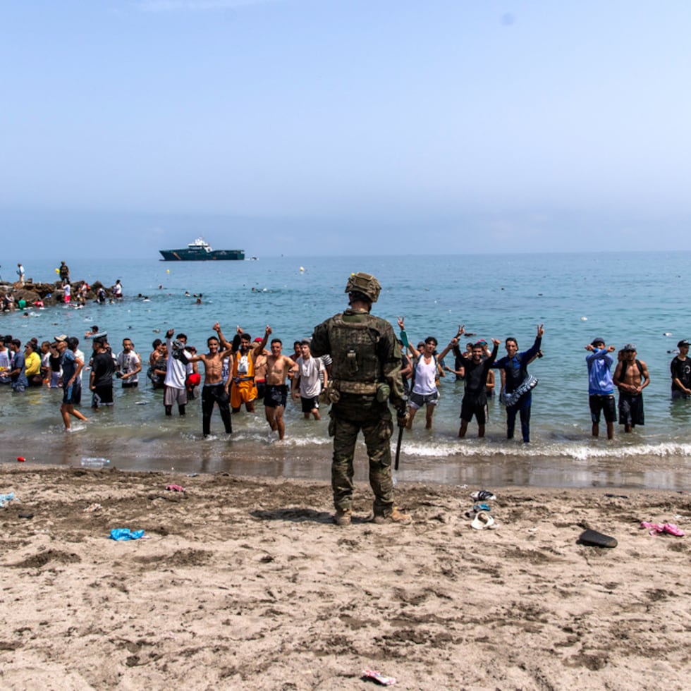 Miles de migrantes han llegado en masa al diminuto territorio español de Ceuta, en el norte de África, procedentes de Marruecos, y decenas han fallecido en el intento.