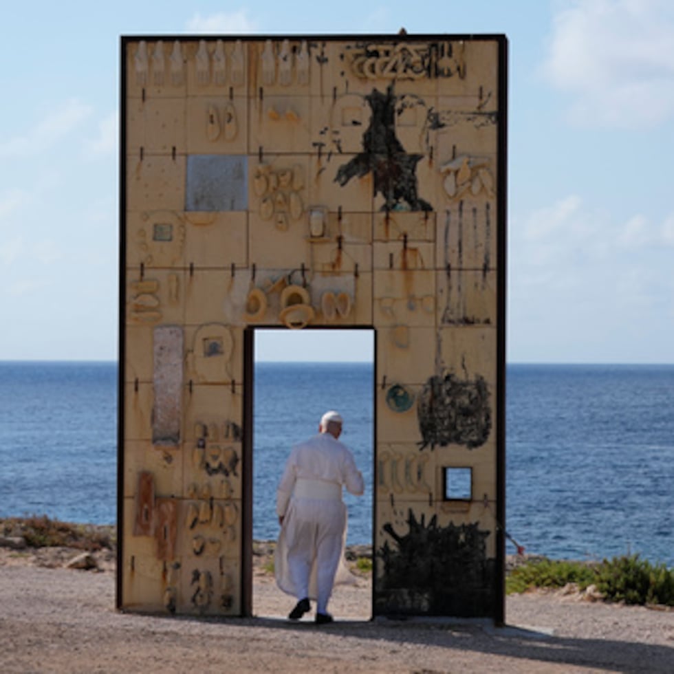 El papa León XIV visita el monumento a la Puerta de Europa en Lampedusa, Sicilia, al sur de Italia, el sábado 4 de julio de 2026, durante una visita pastoral de un día a la isla a la que llegan migrantes que cruzan el Mediterráneo.