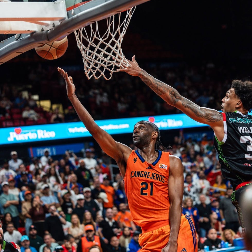 Ian Clark, de los Cangrejeros de Santurce, tira al canasto contra los Santeros de Aguada.