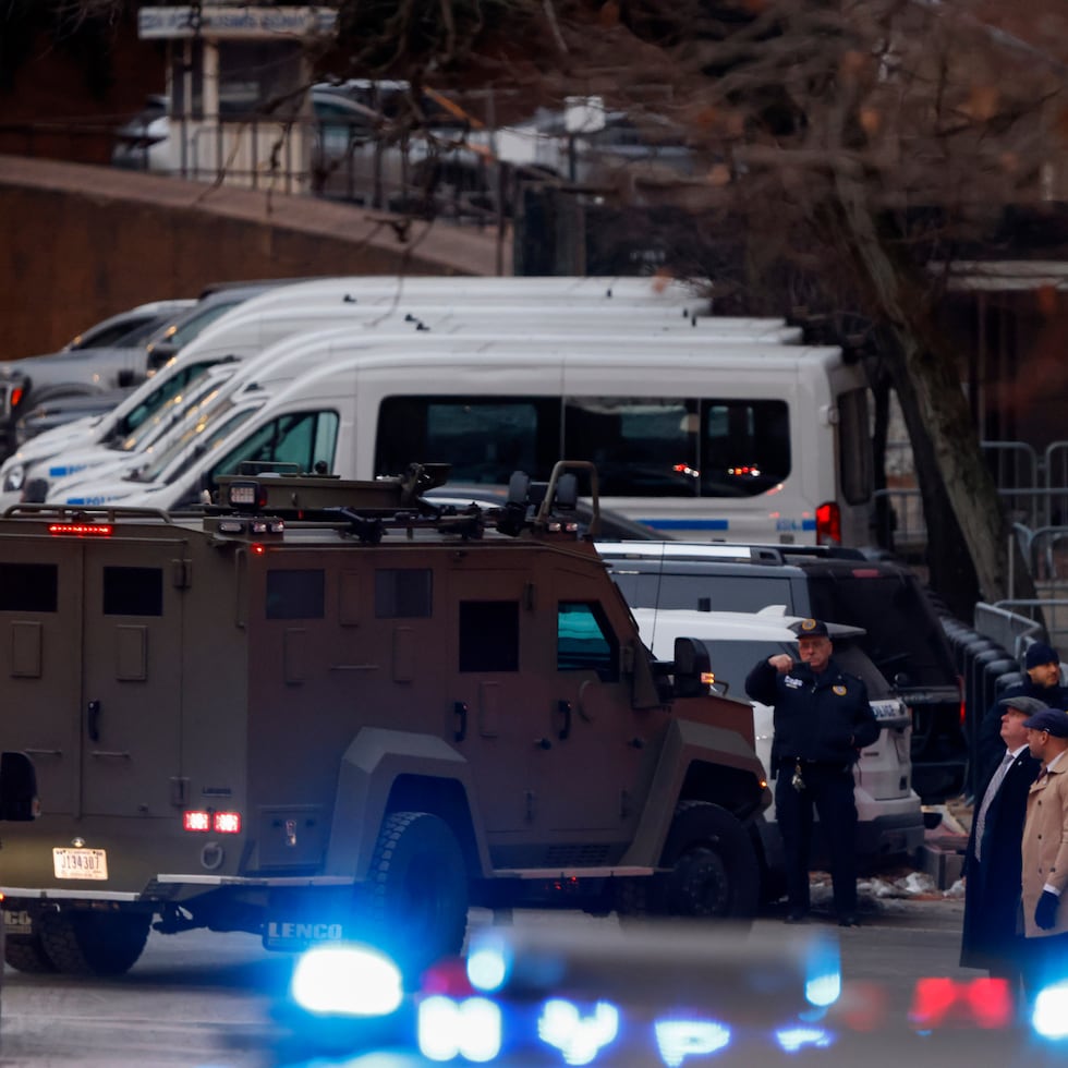 El convoy en el que iban Maduro, que descendió con mucha dificultad, y Flores estaba compuesto por cinco vehículos y una importante escolta policial.