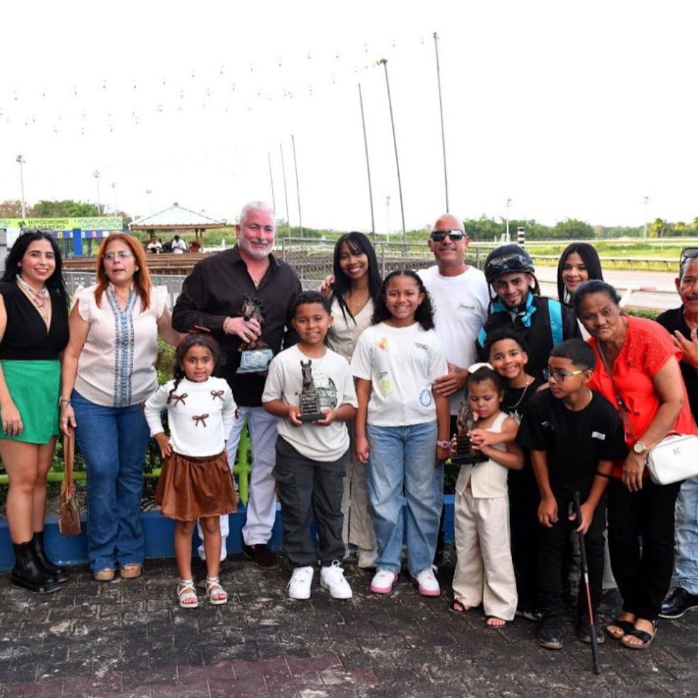 Edgardo Márquez, con trofeo en mano, junto al jinete Nicky Figueroa, familiares y amistades tras la victoria en Camarero.