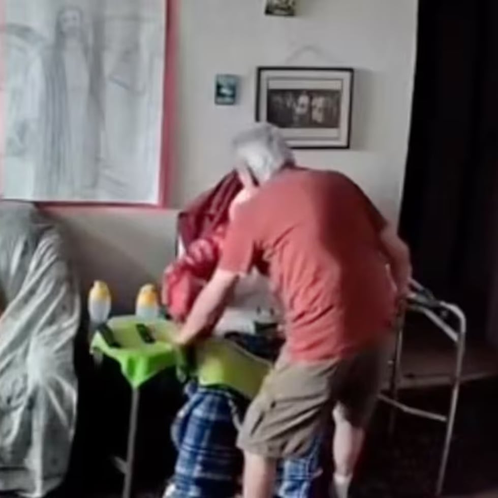El momento en que los muebles se sacudían y el hombre seguía tomando la mano a su esposa.