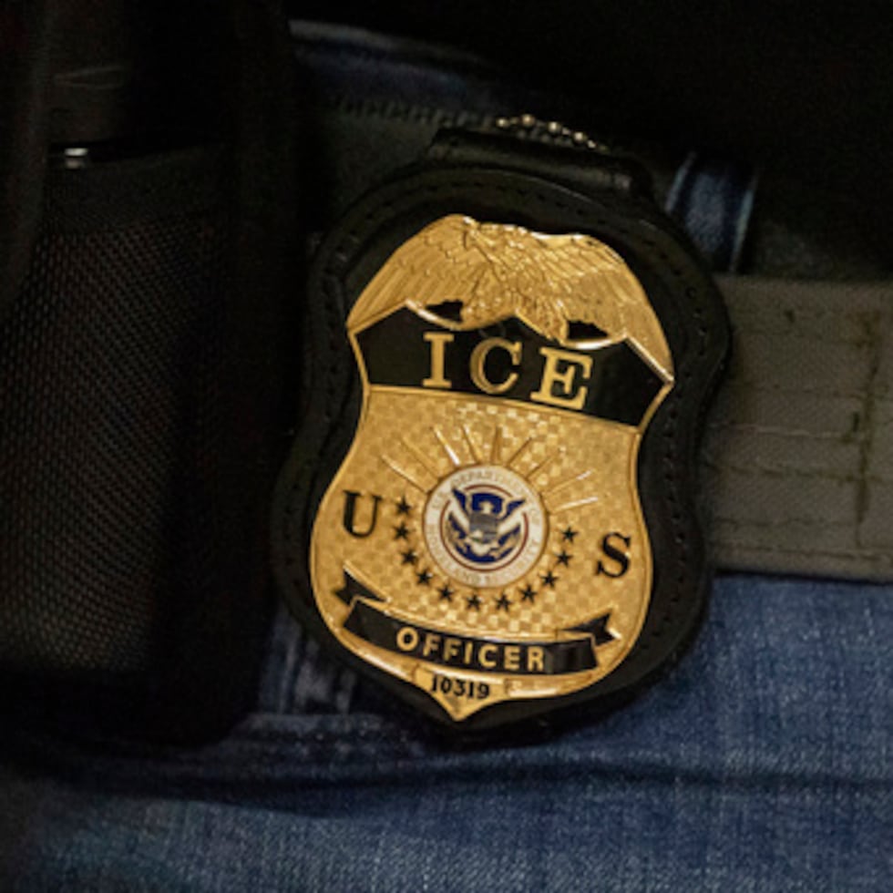 ARCHIVO - Un agente federal lleva una insignia del Servicio de Inmigración y Control de Aduanas en Nueva York, el 10 de junio de 2025. (AP Photo/Yuki Iwamura, Archivo)
