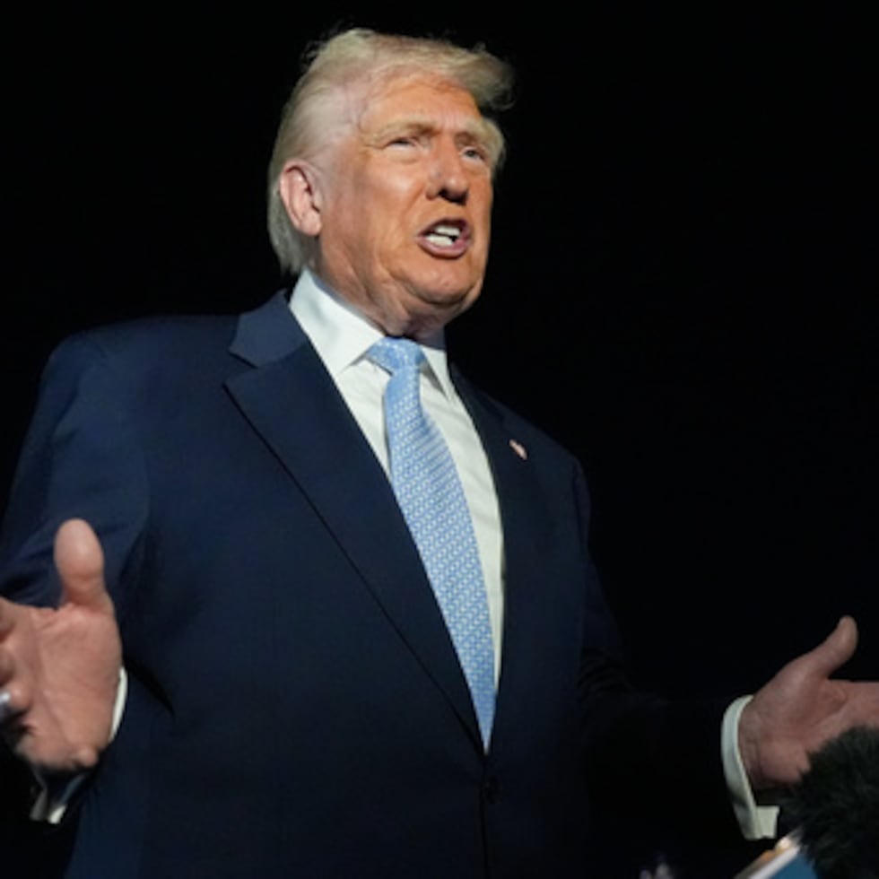 Donald Trump amenazó con gravar las importaciones de Dinamarca, Noruega, Suecia, Francia, Alemania, el Reino Unido, Países Bajos y Finlandia, países que se han opuesto a su deseo de tomar a Groenlandia.