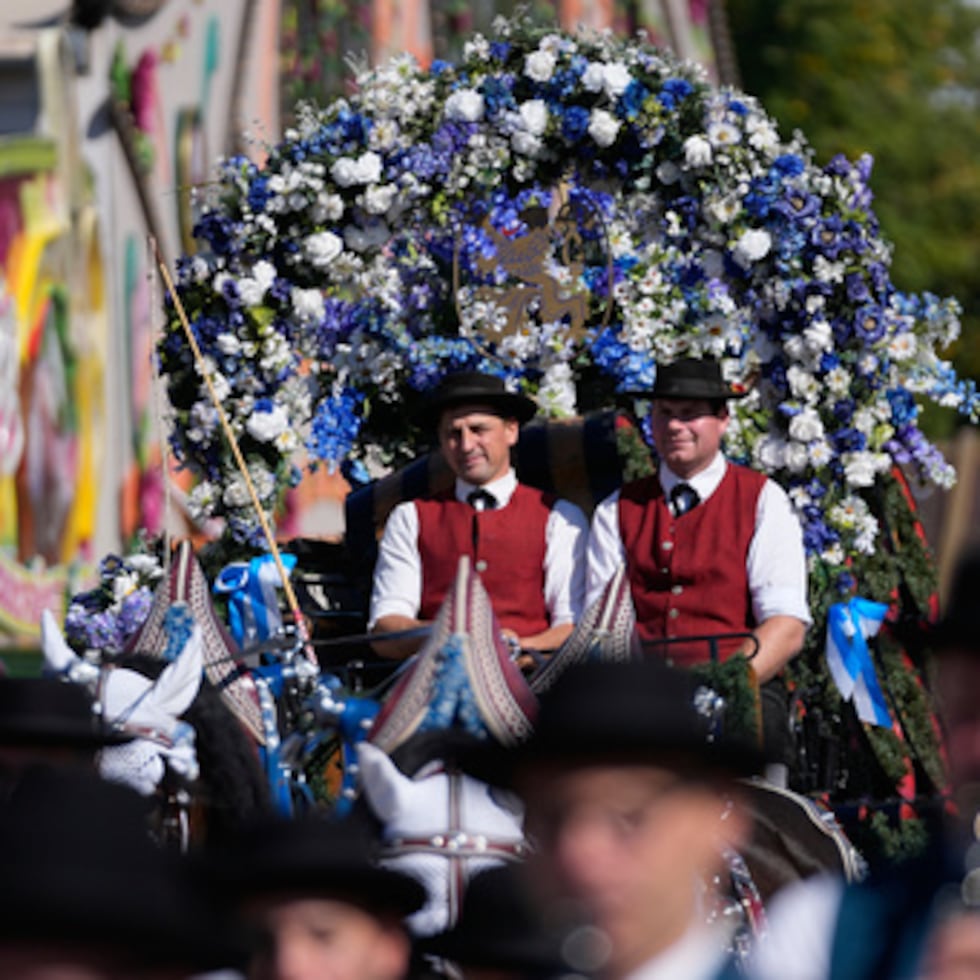 La gente luce trajes tradicionales en el desfile del Oktoberfest, celebrado en la 191.ª edición de este festival de la cerveza en Múnich (Alemania), el sábado 19 de septiembre de 2026. (Foto AP/Matthias Schrader)