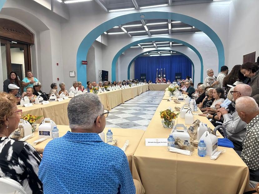 En total, 90 adultos mayores participaron del almuerzo con la gobernadora.