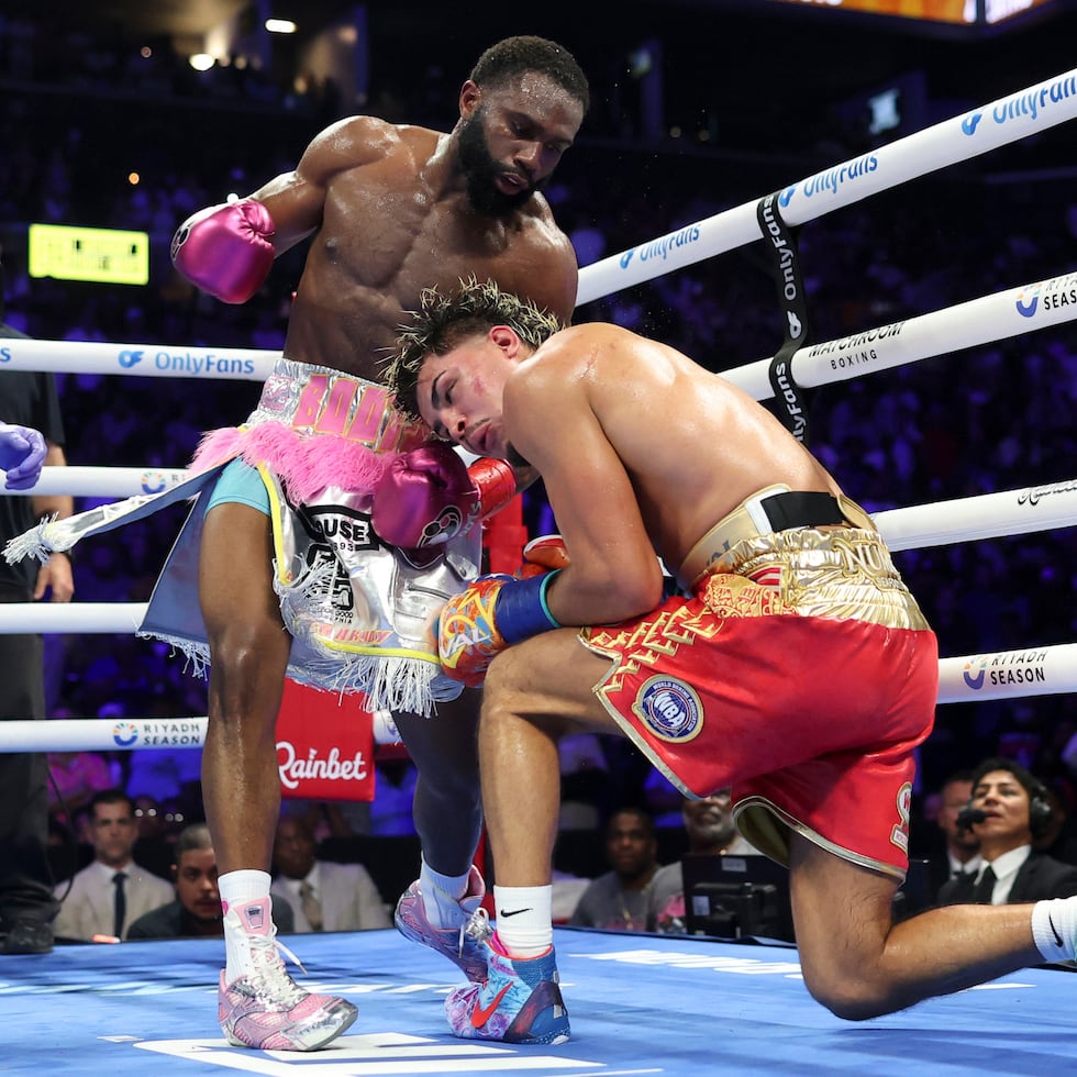 Xander Zayas en acción frente a Jaron “Boots” Ennis en una noche que marcó su primera derrota en el boxeo profesional.