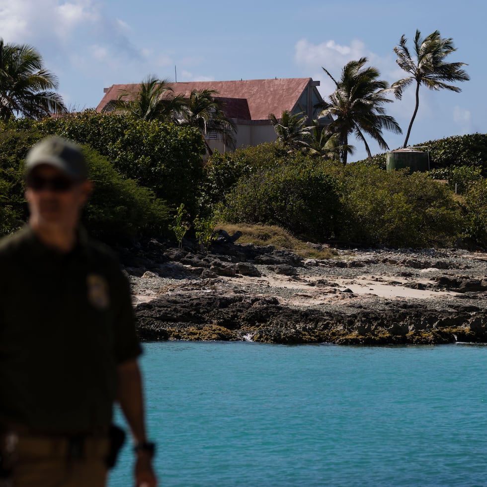 Pese a que las instalaciones del DRNA en la isla, ubicada al sur de Puerto Rico, están cerradas tras los daños sufridos por los terremotos en 2020, Caja de Muertos continúa recibiendo decenas de personas, sobre todo en fines de semana, que llegan en sus propias embarcaciones o ‘jet skis’.