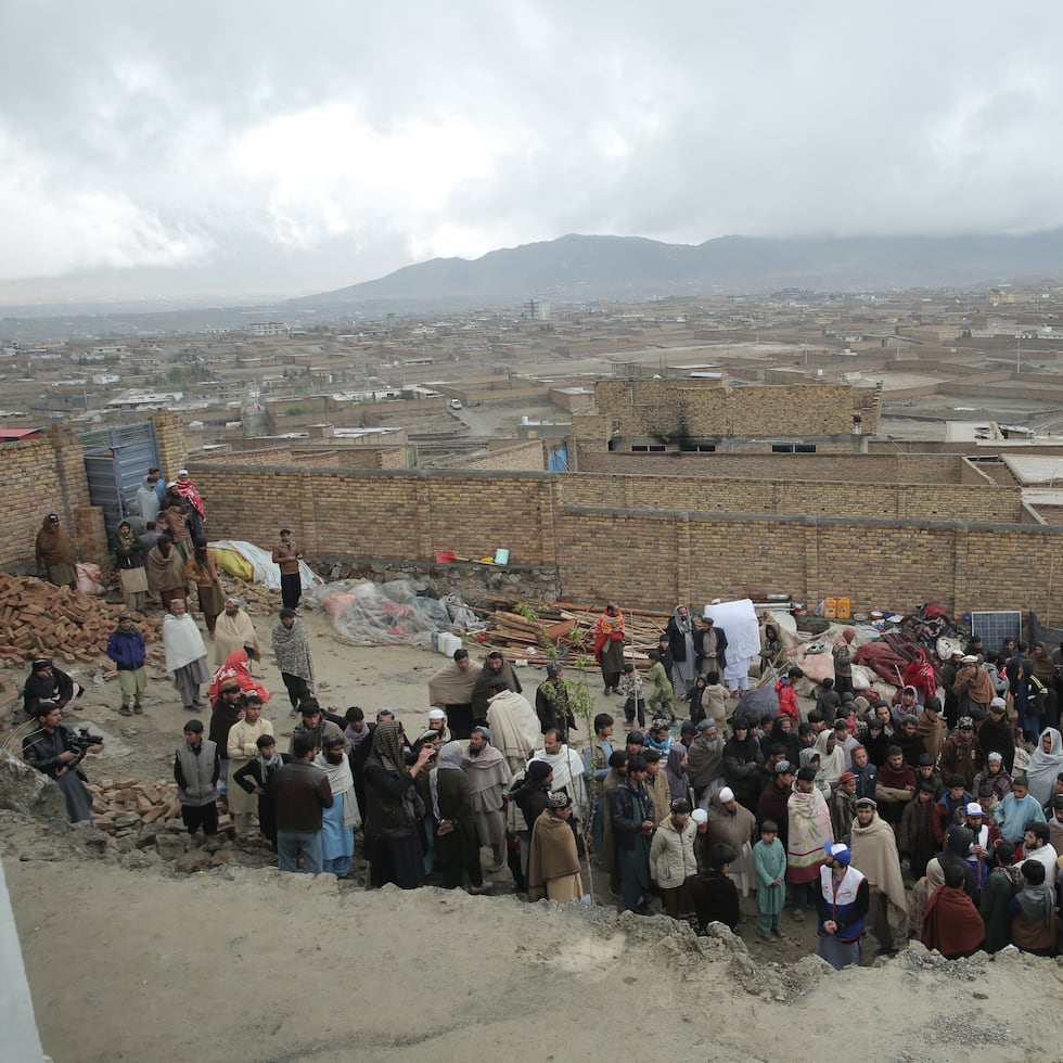 La geografía montañosa de Afganistán, combinada con casi cinco décadas de conflicto, ha impedido el desarrollo de sistemas eficaces de gestión de desastres, dejando al país con una infraestructura profundamente degradada y una capacidad de respuesta estatal mínima.