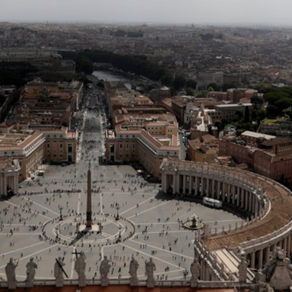 Vista de la columnata del siglo XVII de Gian Lorenzo Bernini en la Plaza de San Pedro de la Ciudad del Vaticano. Centro de quienes profesan la fe Católica, Roma es una de las ciudades preferidas de los puertorriqueños para visitar en Semana Santa.