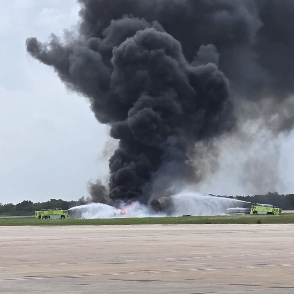 Tras recorrer unos 2,300 pies sobre la pista, el avión se salió del pavimento e ingresó a una zona de grama.