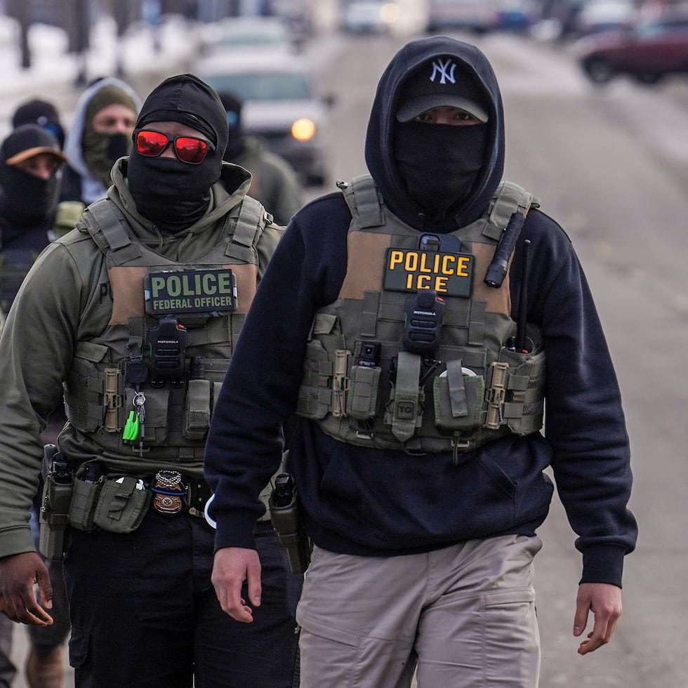 Un arma de reglamento perteneciente a un agente del Servicio de Control de Inmigración y Aduanas fue encontrada abandonada en un cubículo de un baño en el aeropuerto de San Francisco, en California.