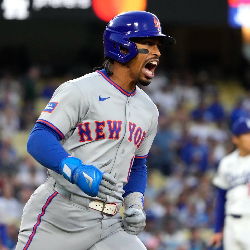 El puertorriqueño Francisco Lindor celebra luego de poner momentáneamente al frente a los Mets con su jonrón solitario.