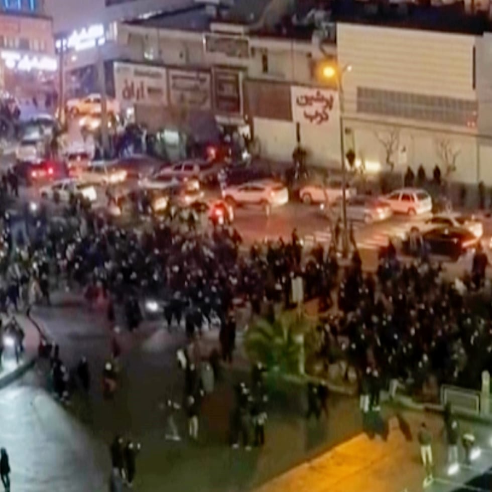 En la imagen, tomada de un video grabado por una persona que no trabaja para The Associated Press y obtenido por esta agencia fuera de Irán, varias personas bloquean una intersección durante una protesta en Teherán, el jueves 8 de enero.