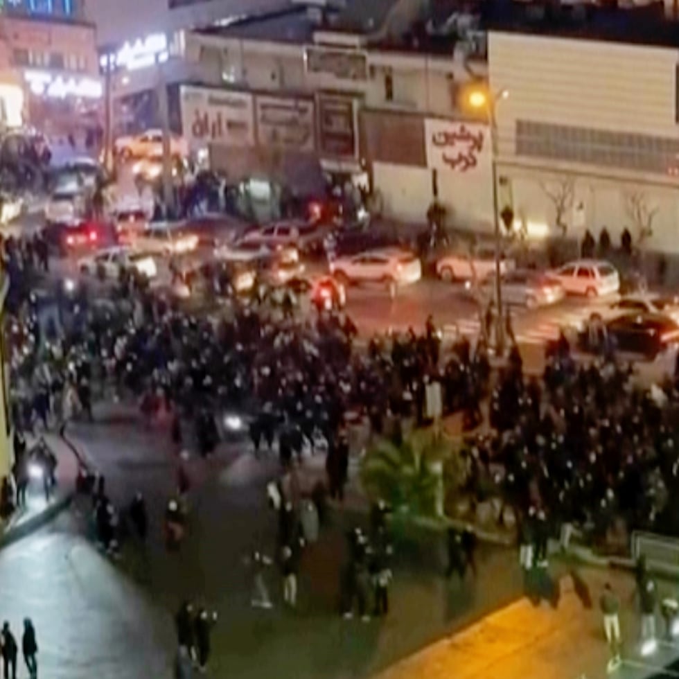 Irán sí ha contabilizado la muerte de al menos 150 miembros de las fuerzas de seguridad, 100 de ellos enterrados hoy en un funeral de Estado en Teherán que se convirtió en un acto multitudinario de apoyo al Gobierno.