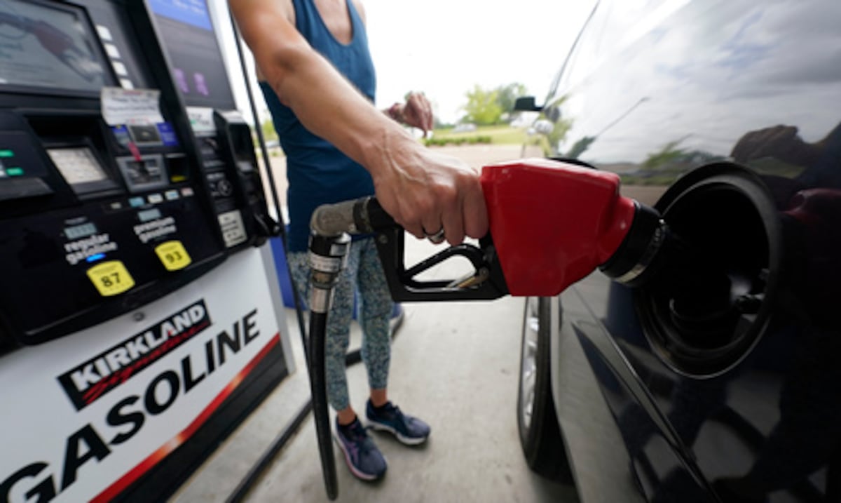 Precios de gasolina en EE.UU. caen por debajo de $4 por galón por primera vez desde marzo