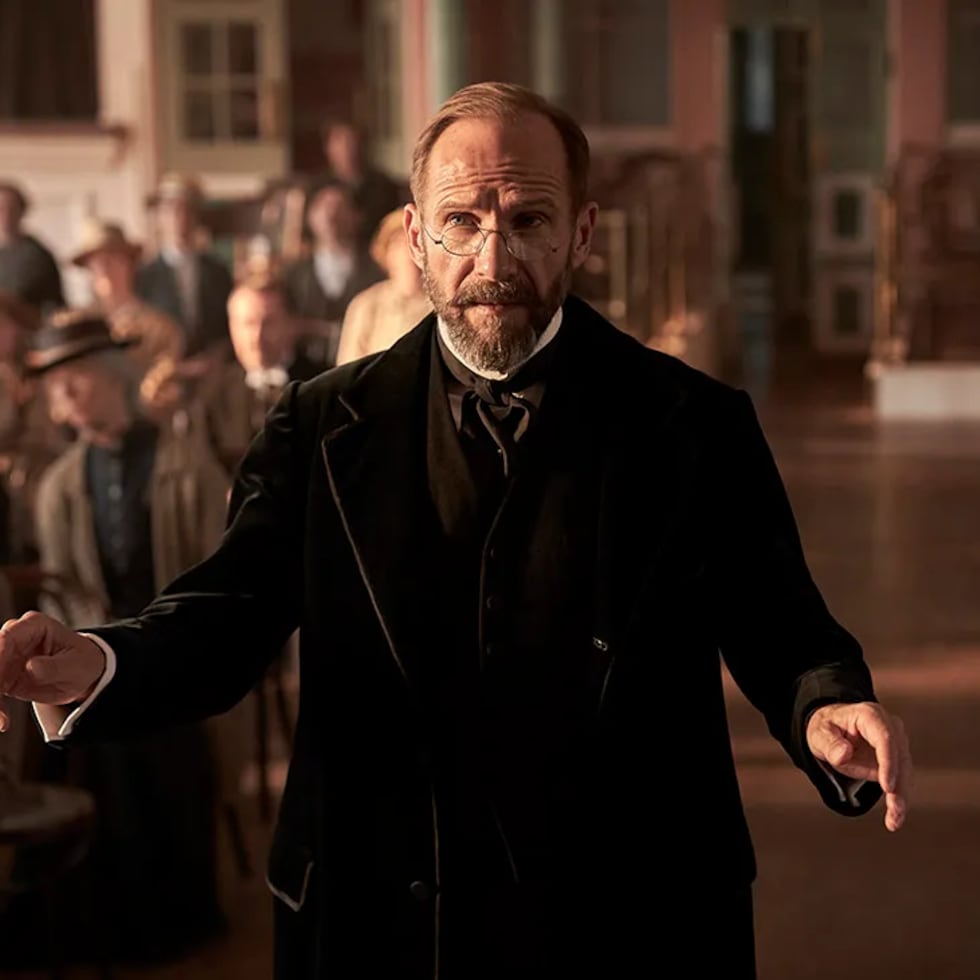 Ralph Fiennes interpreta a un hombre que encuentra en la música colectiva una vía para enfrentar su pasado y recuperar su voz.