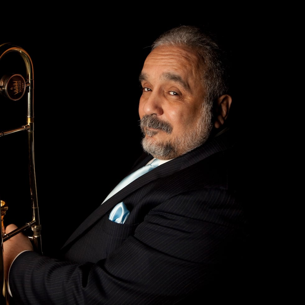 ARCHIVO – En esta fotografía de archivo del 5 de marzo de 2009 Willie Colón posa para un retrato en la Ciudad de México. Colón dijo el miércoles 5 de diciembre de 2019 que no descarta una reconciliación con Rubén Blades con quien tuvo grandes éxitos en la década de 1970 y 1980 y de quien ha estado distanciado por años. (Foto AP/Gregory Bull, archivo)