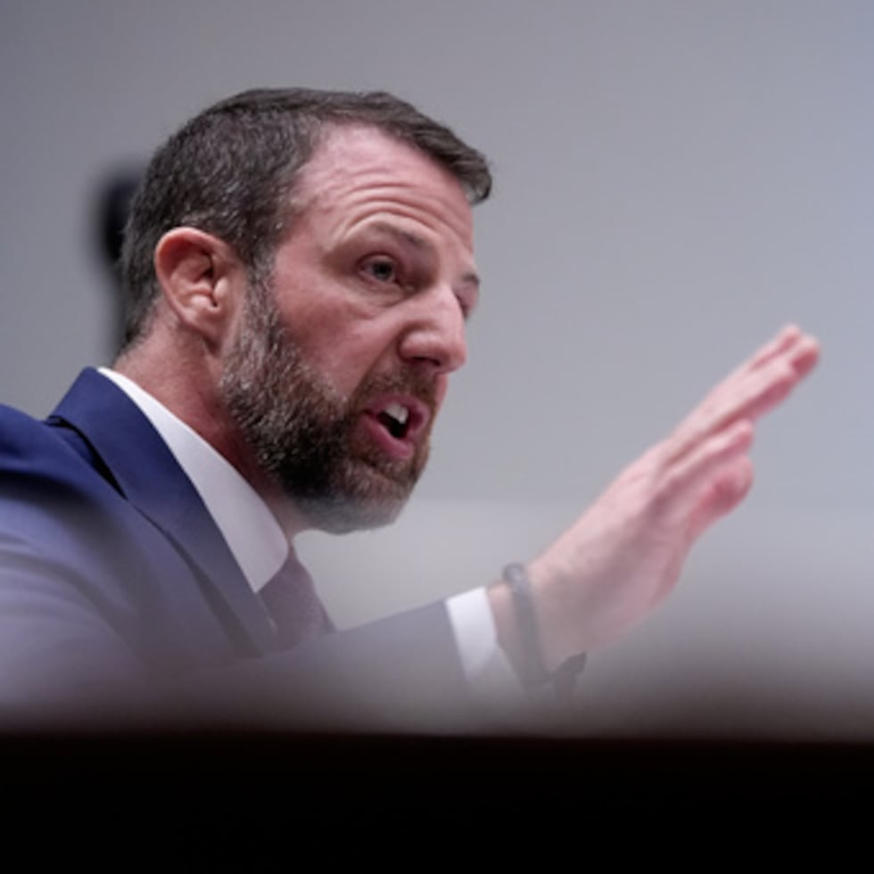El senador Markwayne Mullin, republicano de Oklahoma, elegido por el presidente Donald Trump para el cargo de secretario de Seguridad Nacional, testifica durante una audiencia de la Comisión de Seguridad Nacional y Asuntos Gubernamentales del Senado, el miércoles 18 de marzo de 2026 en el Capitolio en Washington. (AP Photo/Manuel Balce Ceneta)