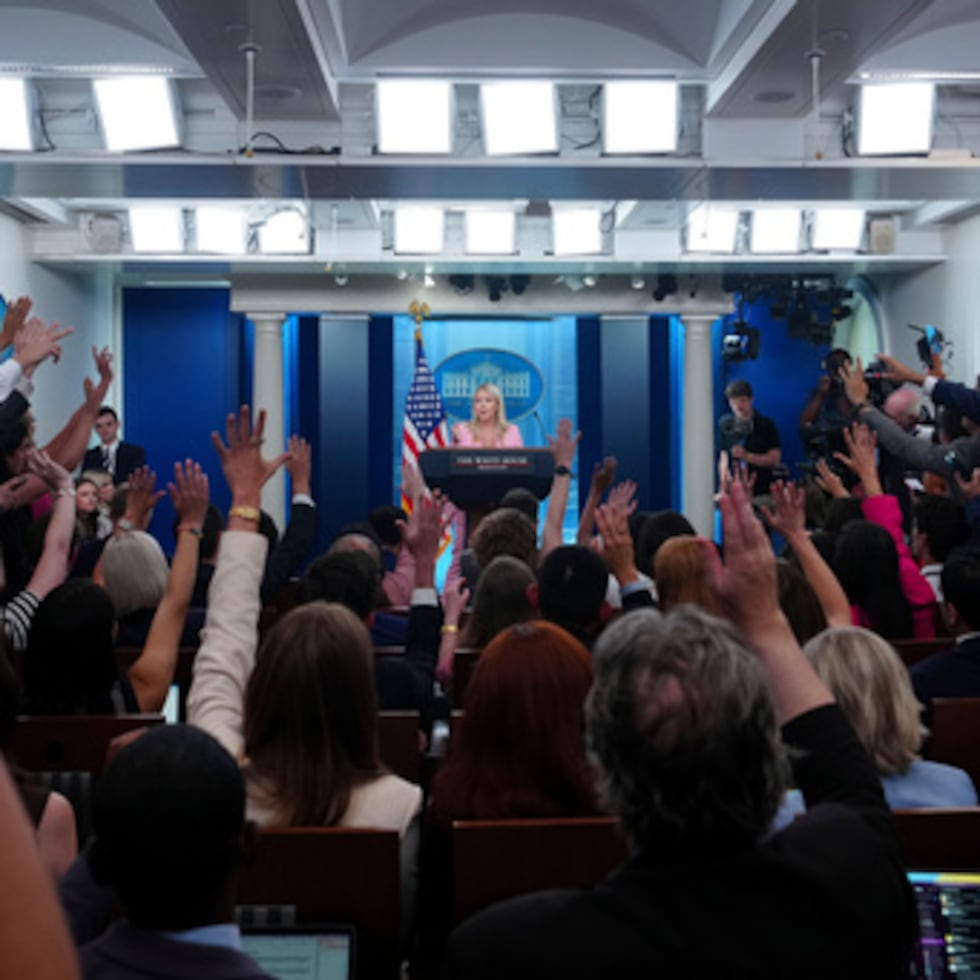 La secretaria de prensa de la Casa Blanca, Karoline Leavitt, habla con los periodistas en la Sala de Prensa James Brady de la Casa Blanca, el jueves 16 de julio.