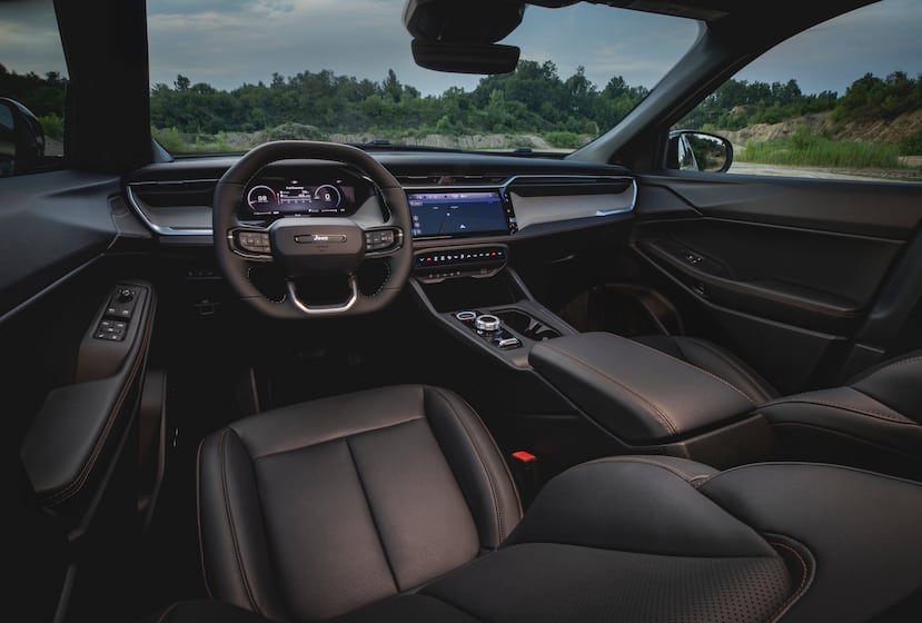 El interior de la Jeep Cherokee 2026 luce mucho más sofisticado que la generación anterior.