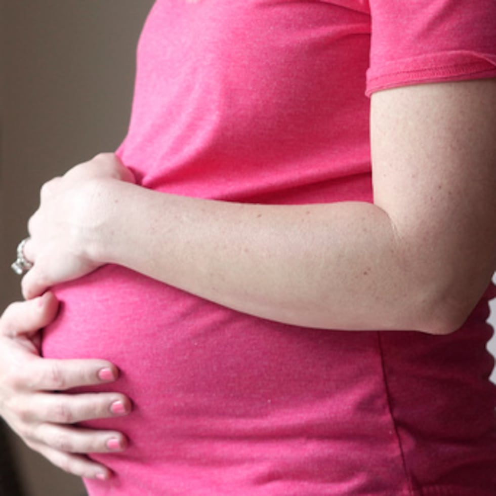 ARCHIVO - Una mujer embarazada posa para un retrato en Dallas, el 18 de mayo de 2023. (AP Photo/LM Otero, Archivo)