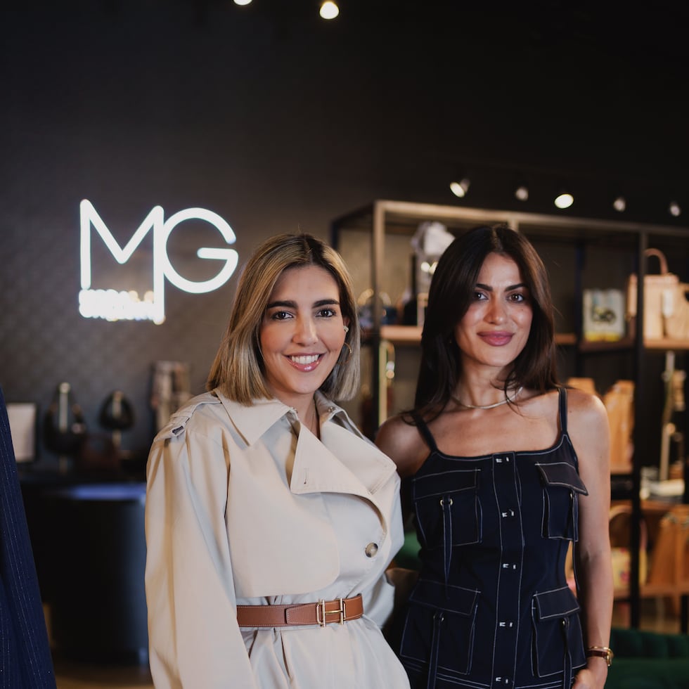 La presidenta de la junta del Concilio Caribe de las Girl Scouts, Ilia Morales Toledo, junto a la "stylist" Cristina Sofía Martínez, con quien crearon una serie de videos sobre el código de vestimenta "utilitarian chic" para su evento de recaudación de fondos "Campfire Cocktail", que viabilizará la remodelación del Campamento Elisa Colberg en Río Grande.