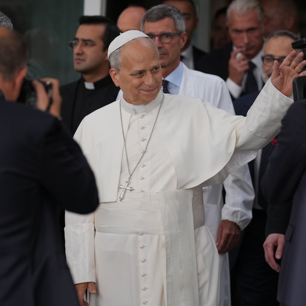 El papa saliendo del hospital.