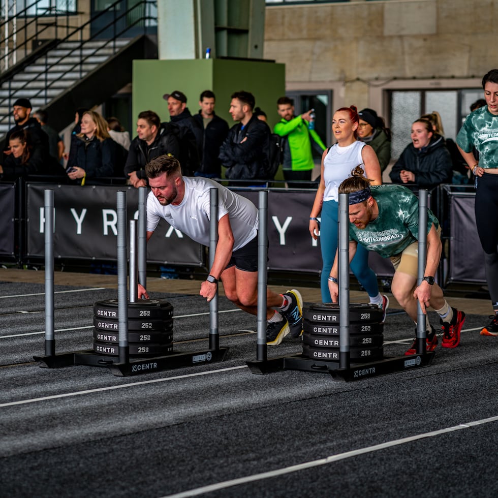 Hyrox es lo que se define como un entrenamiento híbrido, que combina un trabajo de fuerza muscular y resistencia cardiovascular (carrera).