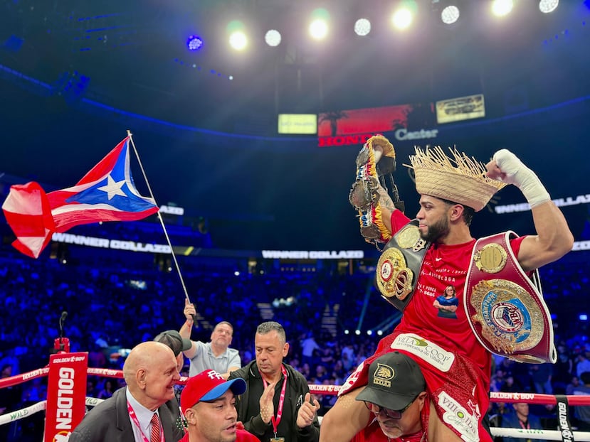 El orgullo de Villalba Oscar Collazo celebra después de retener sus títulos de la OMB y la AMB ante Jesús Haro.