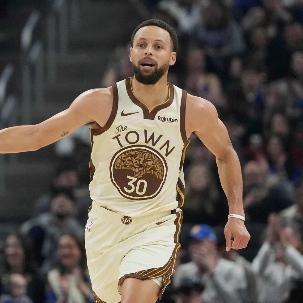 Stephen Curry, de los Warriors de Golden State, gesticula tras anotar contra los Hornets.