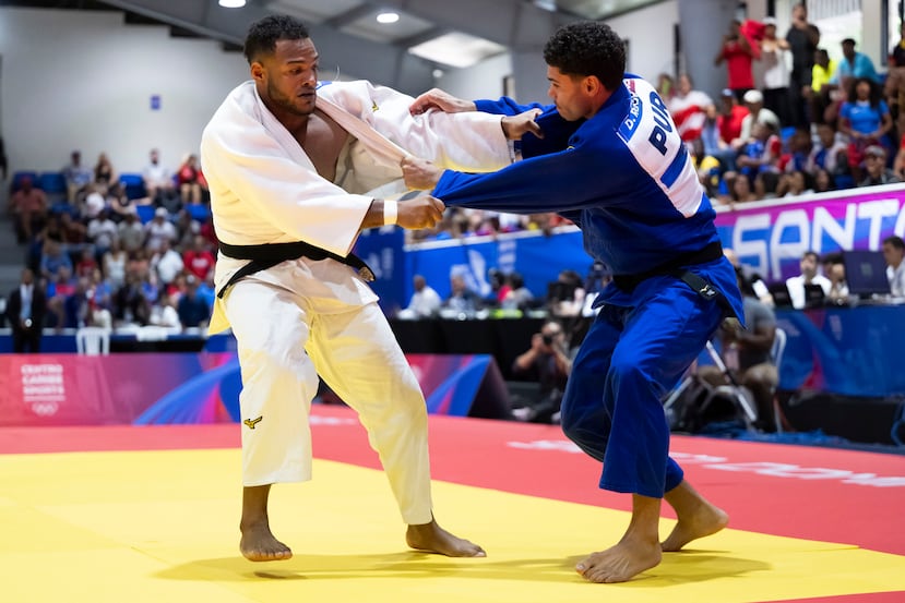 Derik Rodríguez mide fuerzas con el dominicano Robert Florentino durante el combate final de los -90 kilogramos en Santo Domingo 2026.