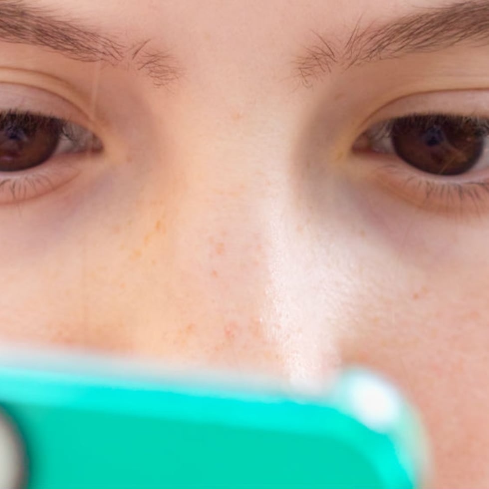 El estudio también descubrió que cuanto menor edad por debajo de los 12 años tiene un niño que recibe su primer celular, mayor es su riesgo de obesidad y privación del sueño.