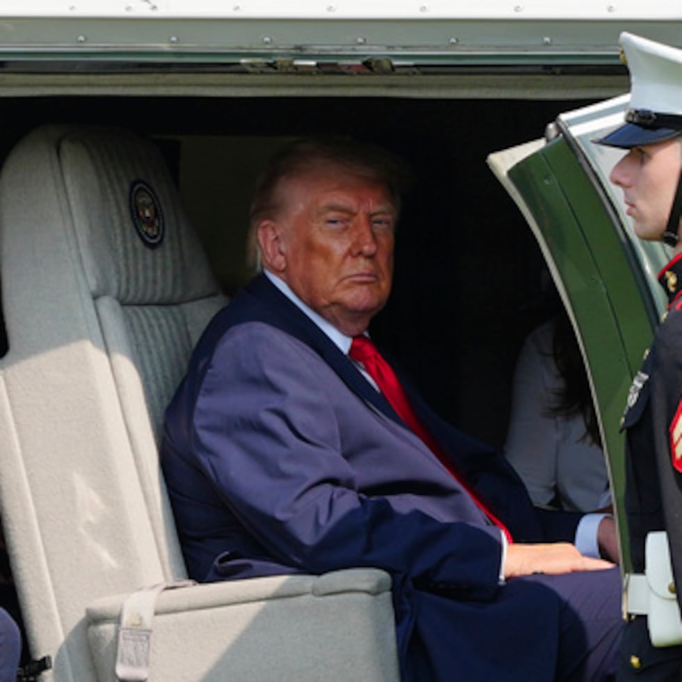 El presidente Donald Trump despega en el helicóptero Marine One tras pronunciar un discurso en la Escuela Superior de Guerra del Ejército de los Estados Unidos.