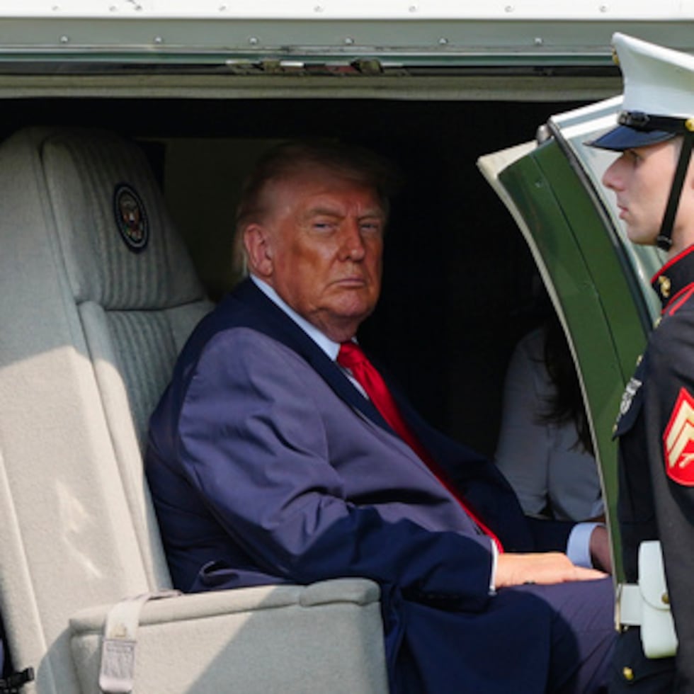 El presidente Donald Trump despega en el "Marine One" tras pronunciar un discurso en la Escuela Superior de Guerra del Ejército de los Estados Unidos, en Carlisle (Pensilvania), con motivo de la Cumbre de Defensa e Innovación de Pensilvania.