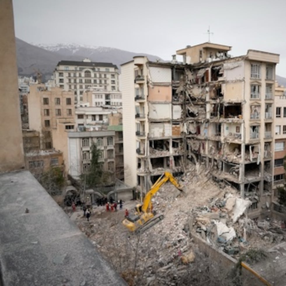 Trabajadores de emergencia de la Media Luna Roja iraní utilizan una excavadora para retirar los escombros de un edificio residencial que fue alcanzado en un ataque estadounidense-israelí en Teherán, Irán, el lunes 23 de marzo.