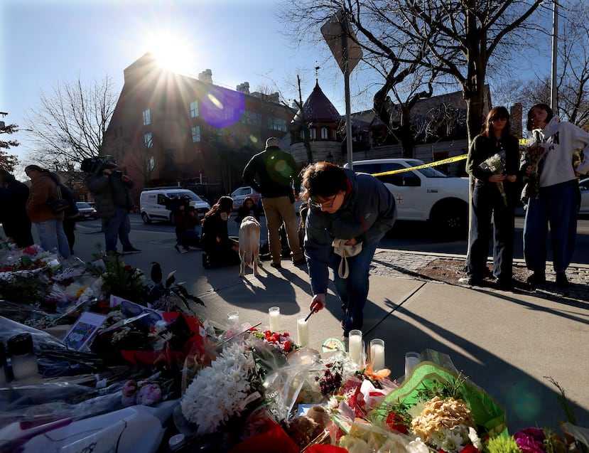 Una mujer enciende una vela en un monumento conmemorativo erigido frente al edificio de ingeniería Barus y Holley de la Universidad Brown en Providence, Rhode Island, el jueves 18 de diciembre de 2025. (Foto AP/ Mark Stockwell)