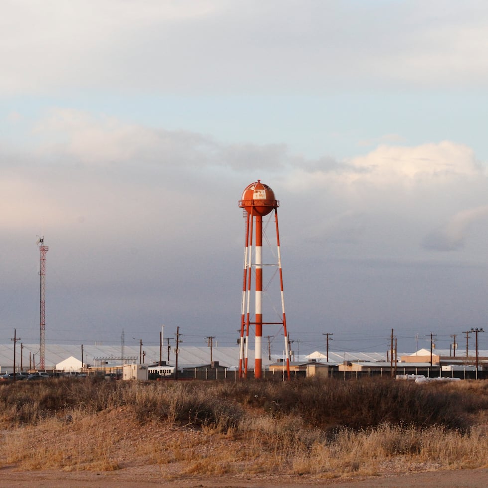 DHS asegura que, recientemente, se renovó el contrato del Camp East Montana para tener más personal médico, después de que el centro de detención, en Texas, fuera evaluado y se detectaran múltiples deficiencias.