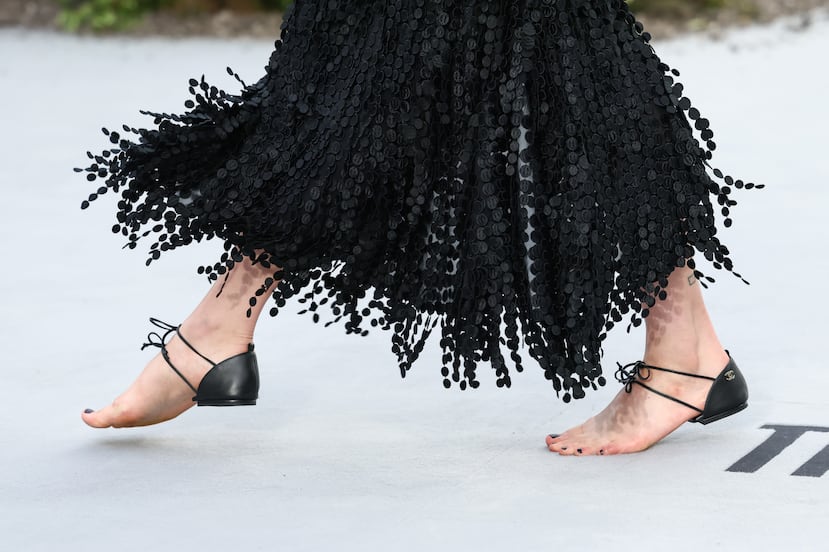 La embajadora de Chanel llevó el controversial calzado, que deja al descubierto casi todo el pie, para el estreno mundial de la película “The Dog Stars”, en Londres.