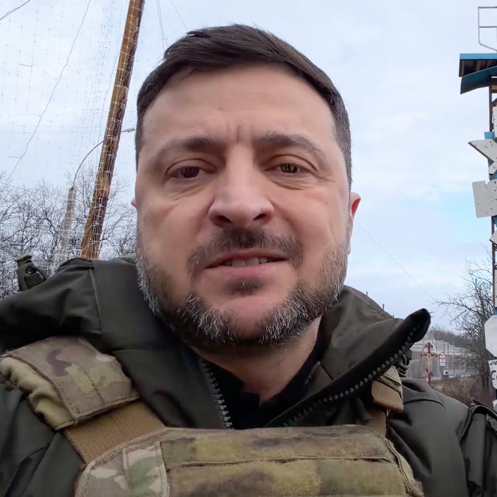 En esta imagen tomada de un video distribuido por la Oficina de Prensa de la Presidencia de Ucrania el 12 de diciembre de 2025, el mandatario, Volodymyr Zelenskyy, graba un video en la carrera de acceso a Kupiansk, en Ucrania.