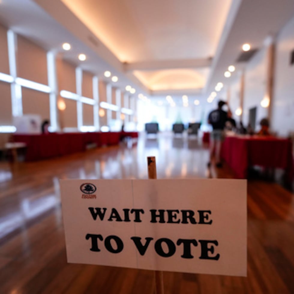 Los ciudadanos votan en la segunda vuelta electoral en Park Tavern, el martes 16 de junio en Atlanta.