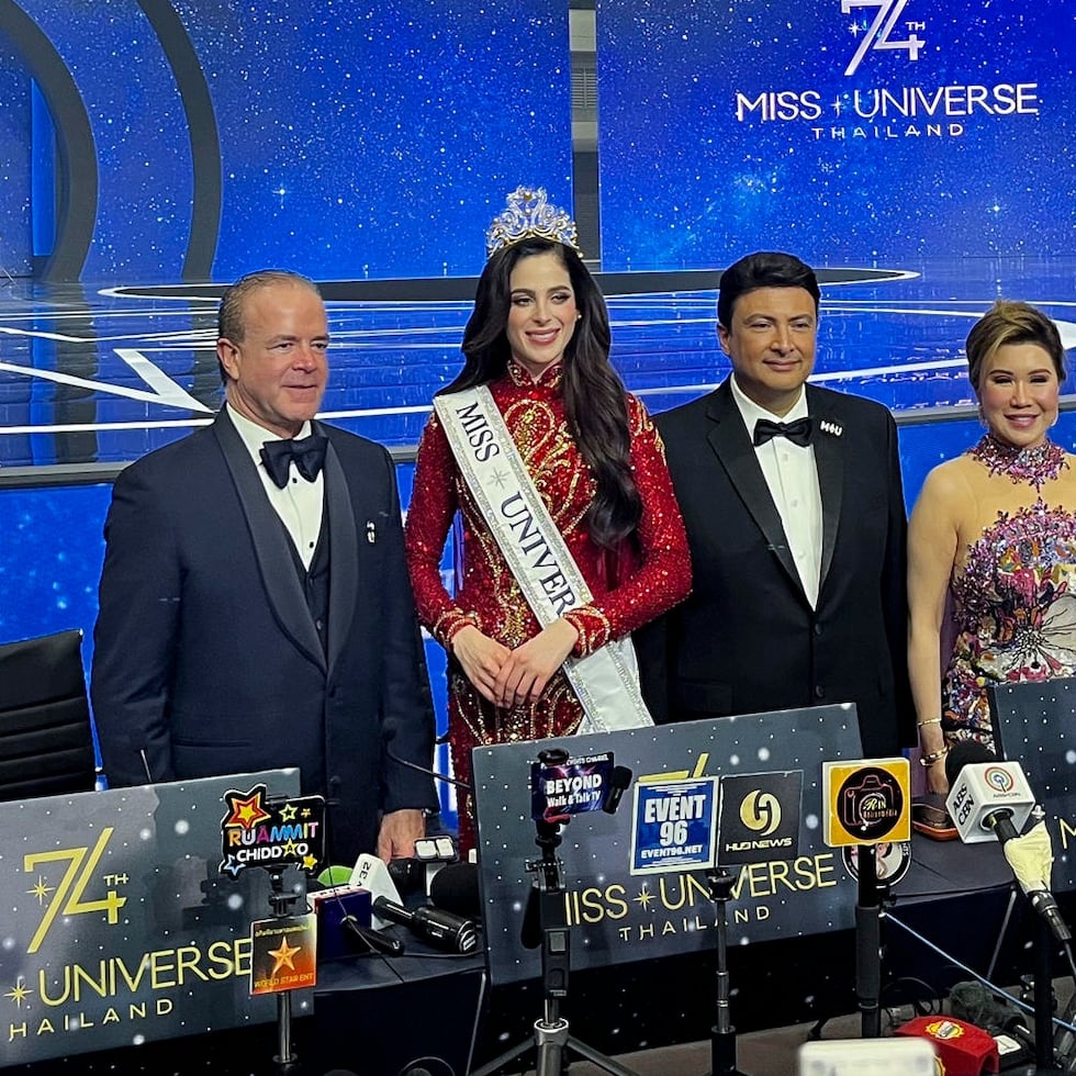 El presidente y copropietario de Miss Universe, Raúl Rocha, junto a la mexicana Fátima Bosch, nueva reina universal.