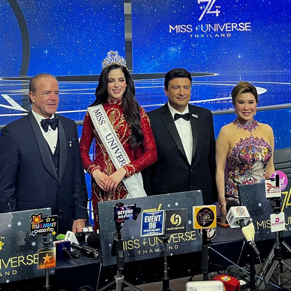 El presidente y copropietario de Miss Universe, Raúl Rocha, junto a la mexicana Fátima Bosch, nueva reina universal.