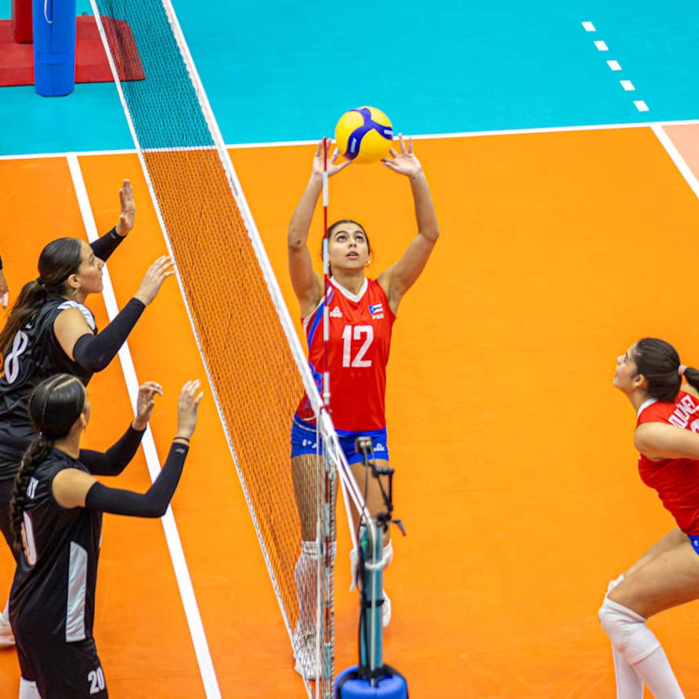 Anabella Valentín (12), aquí durante el Mundial U17 de este año, terminó como la quinta mejor colocadora y registró el tercer mejor servicio del torneo.