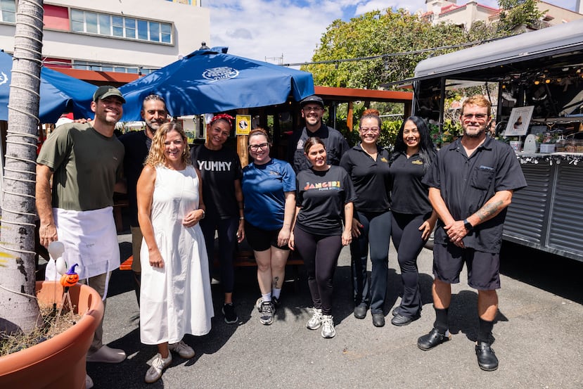 En fotografía los 10 propietarios de los conceptos en Miramar Food Truck: (de izquierda a derecha) Dante Arroy, La Paz Pizza; Michael Sauri y Xoimar Manning, Yummy Dumplings; Yareli Manning, cofundadora de Miramar Food Truck; Patricia Romero y Gabriel Rodríguez, La Chona; Alexandra Rivera, El Jangiri Poke Bowl; Virginia Ortiz, A la Chingada y Chef Rubén Guzmán de Leña Eh.