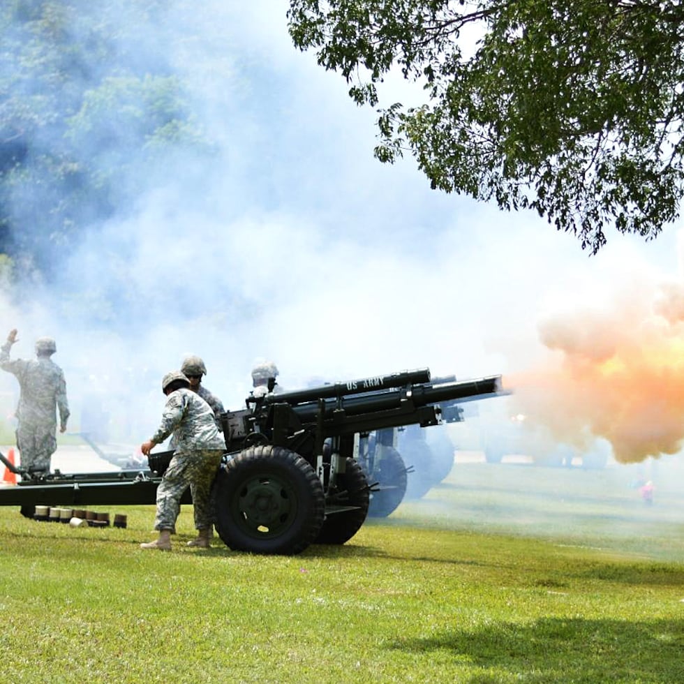 Los cañonazos forman parte de una tradición militar utilizada para rendir honores durante ceremonias y conmemoraciones especiales.