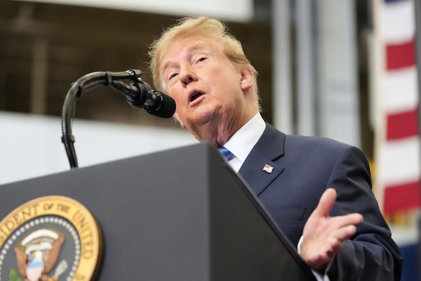 El presidente Donald Trump pronuncia un discurso durante un acto de entrega de la Medalla de Honor Espacial del Congreso a los miembros de la tripulación del Artemis II, el viernes 28 de agosto de 2026, en el Centro Espacial Johnson en Houston. (Foto AP/Mark Schiefelbein)