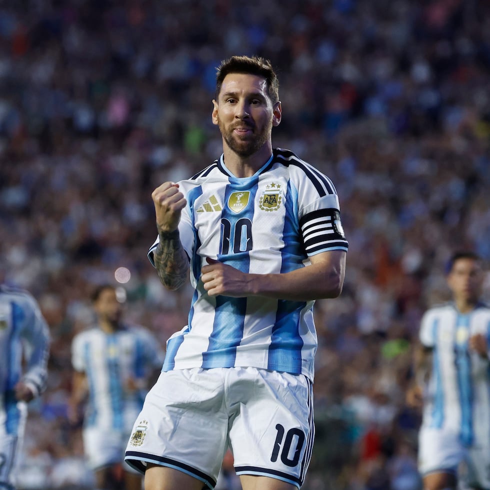 El capitán de Argentina, Lionel Messi, festeja tras convertir de penal en un amistoso ante Islandia el martes.