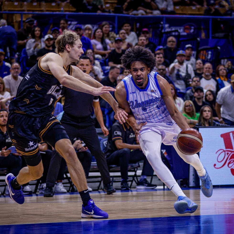 Stephen Thompson Jr., con el balón, encabezó el ataque ofensivo de los Vaqueros con 23 puntos ante los Gigantes.
