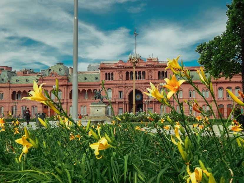 La Casa de Gobierno, conocida también como la Casa Rosada, es la sede del gobierno nacional de Argentina.
(Unsplash/Edgardo Ibarra)